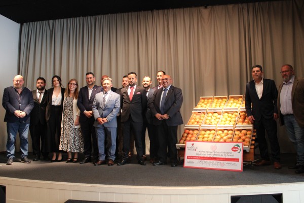 Arroceros subastan el primer lote de tomates del Perelló con récord de recaudación de 3.050 euros