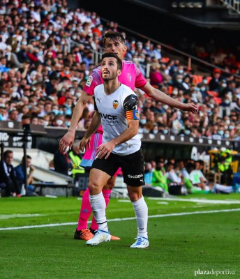 El Valencia alegará la sanción de cuatro partidos a Gayà que propone Competición