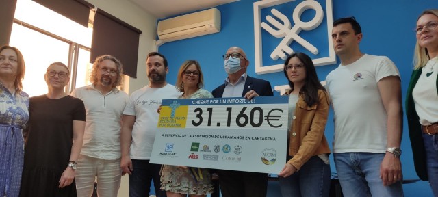 Hostecar entrega más de 30.000 euros a la Asociación de Ucranianos de Cartagena recaudados en las Cruces de Mayo