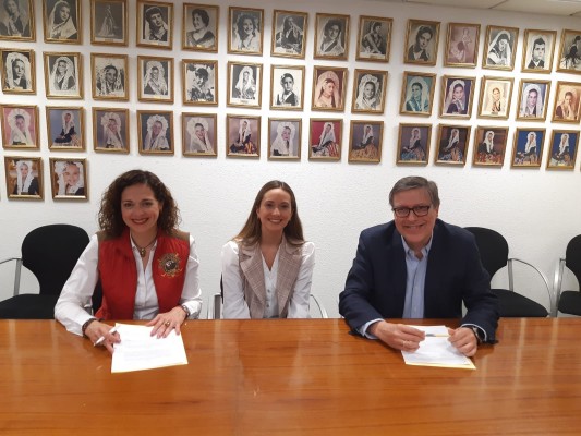 Aguas de Alicante y la Federació de Fogueres estrechan su colaboración con un convenio