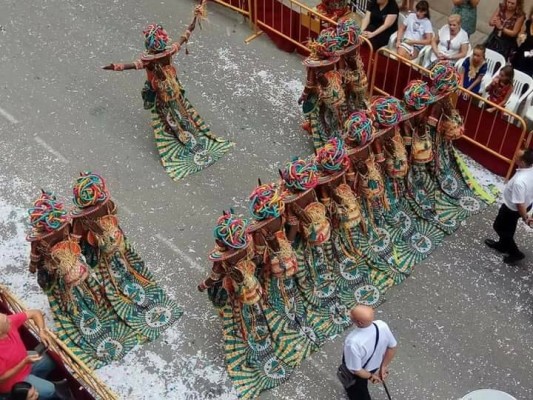 Alicante promociona sus fiestas de Moros y Cristianos con un desfile en Madrid