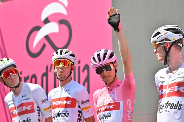 Demare se impone al sprint y Juan Pedro López retiene la maglia rosa
