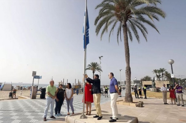Alicante mantiene la concesión de banderas azules para sus cinco playas