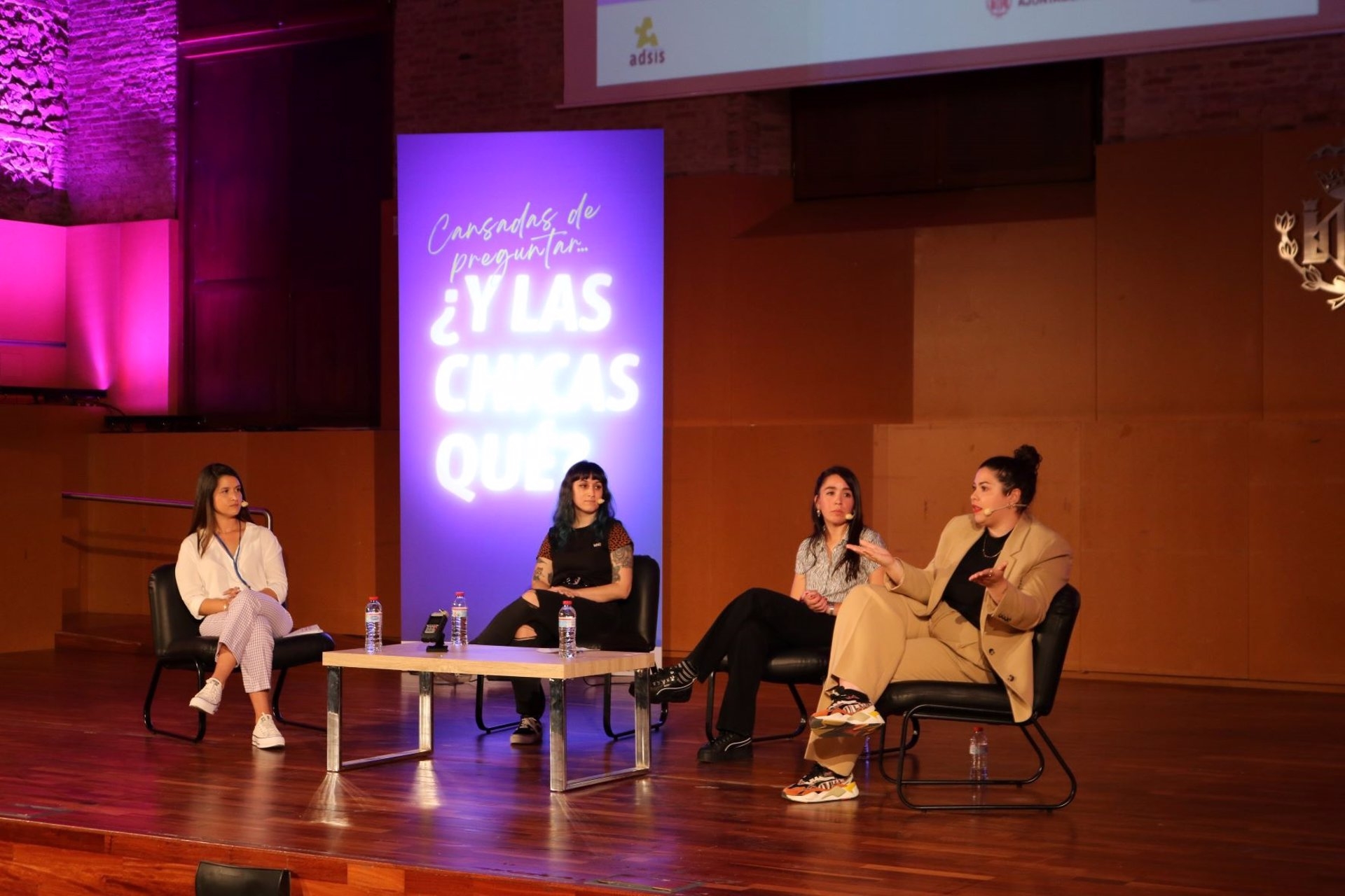 Baja autoestima, presión estética e hipersexualización: las pantallas agravan la salud mental de las adolescentes