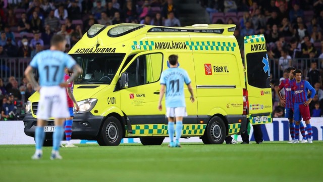 Araujo, evacuado en ambulancia del Camp Nou por una contusión en la cabeza
