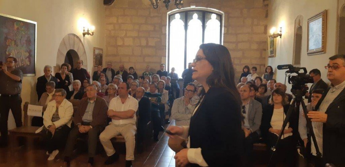 La consellera de Igualdad y Políticas Inclusivas, Mónica Oltra, durante su visita a Sant Mateu en octubre de 2019 para presentar del proyecto de la residencia de mayores. - 