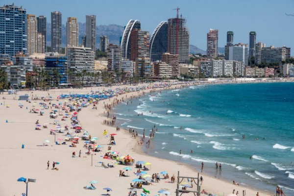 Benidorm licita la instalación de cámaras en las playas para informar sobre el aforo a los bañistas