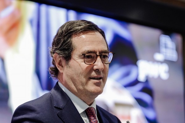 La CEOE recomienda vincular los salarios a la productividad y no al IPC, y rechaza las cláusulas de revisión