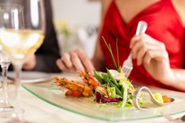 Los españoles prevén salir hasta cinco veces más al mes de restaurantes con un gasto de 30 euros en 2017