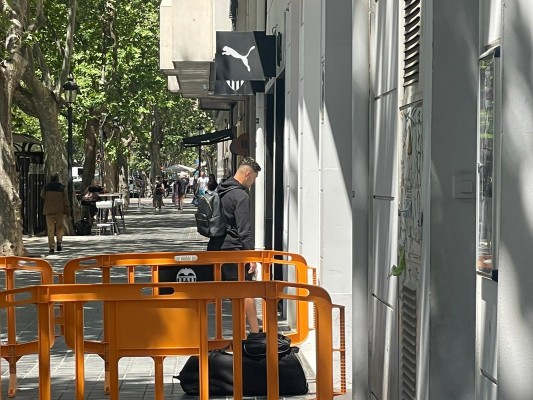 Hugo Duro acude a la oficinas del Valencia para formalizar su nuevo contrato