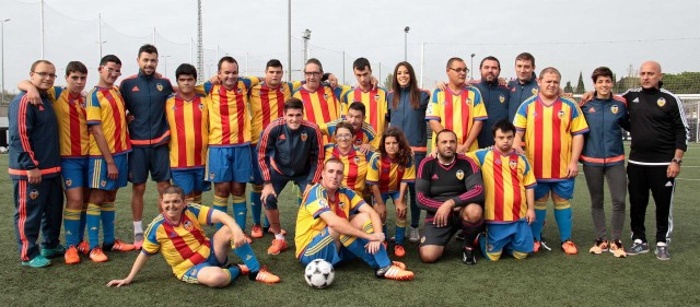 Javi Fuego y Rodrigo De Paul protagonizan un acto solidario en la Fundación