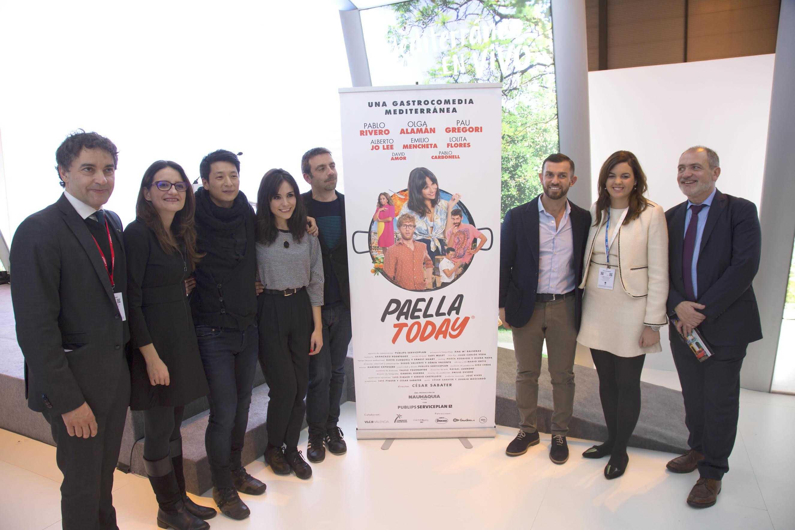 MÓNICA OLTRA Y FRANCESC COLOMER JUNTO AL EQUIPO DE PAELLA TODAY - 