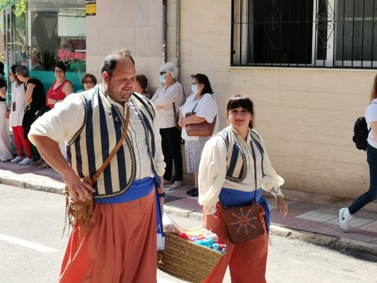 Familia festera y vecinos de El Campello abastecen a Cáritas de alimentos en el 'Mig Any'