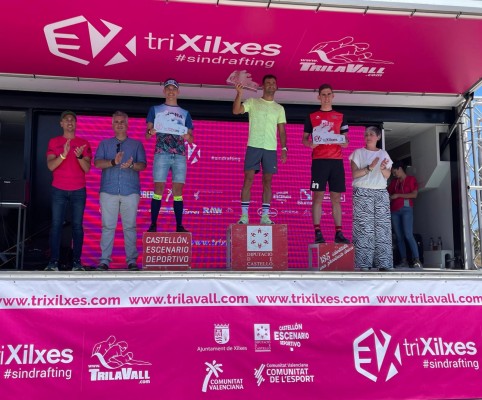 Francesc Godoy y Noelia Juan ganan la VII edición del Triatlón de playas TriXilxes