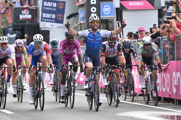 Cavendish gana al sprint y agranda su leyenda en el Giro
