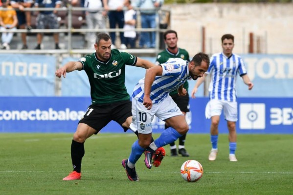 El Atlético Baleares se impone a balón parado al Castellón y diluye el sueño del ascenso 'albinegro'