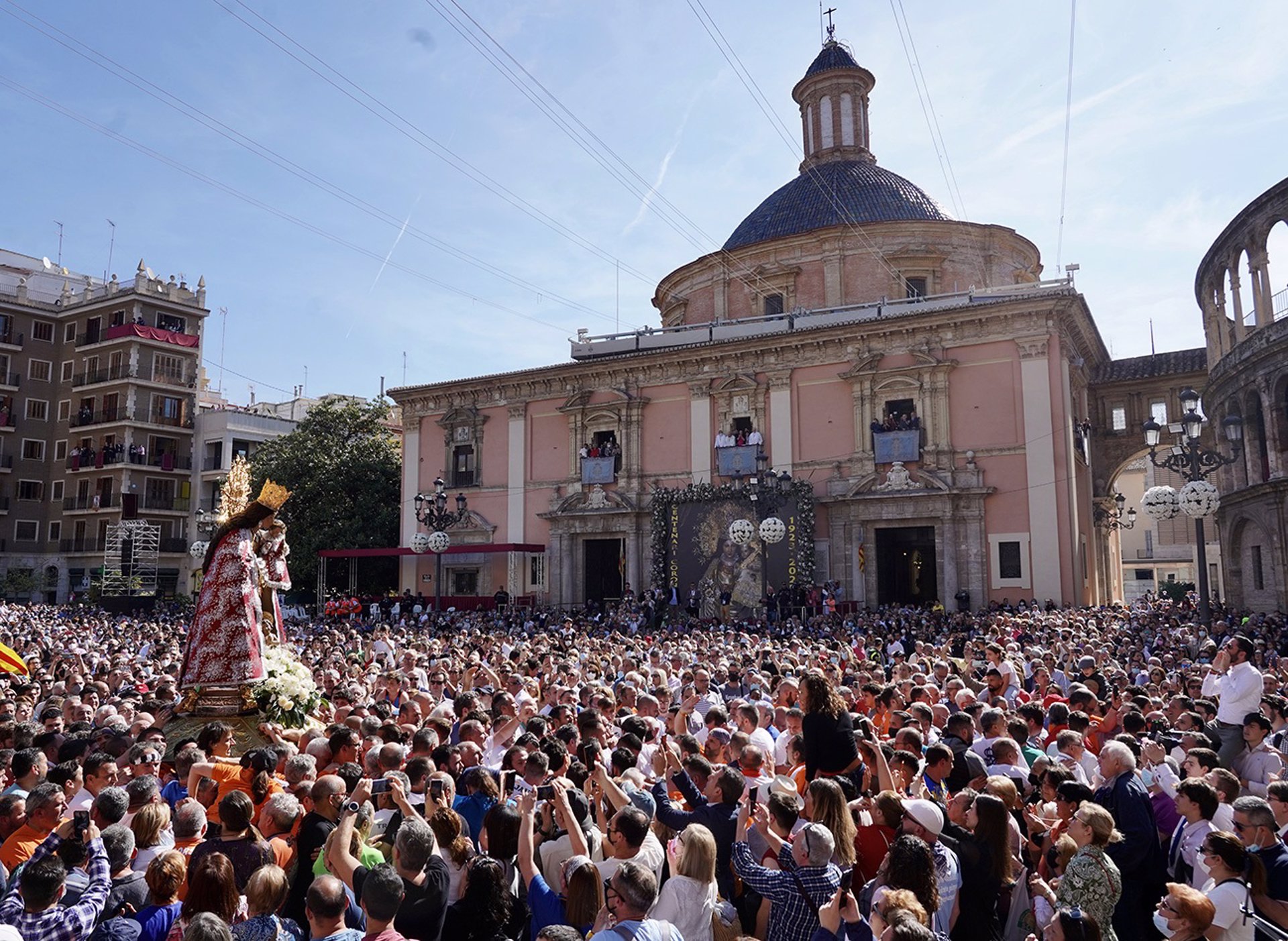 El traslado de la Mare de Déu devuelve la devoción a la plaza de la Virgen tras su ausencia por la covid
