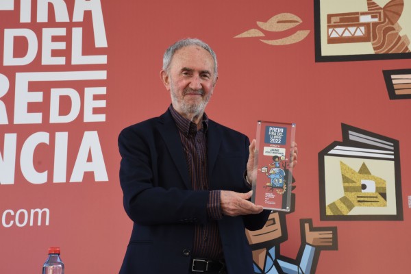 El poeta Jaume Pérez-Montaner rep el premi de la Fira del Llibre
