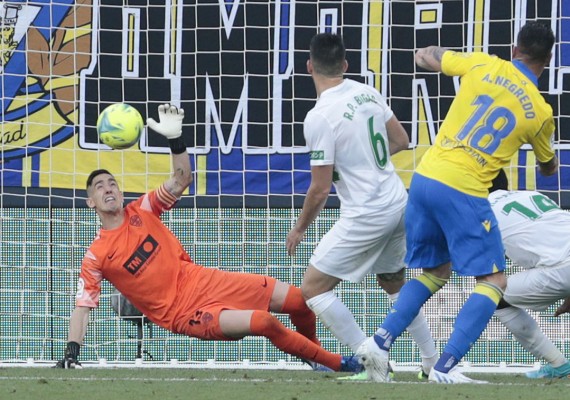 El Elche se hace el 'harakiri' en Cádiz