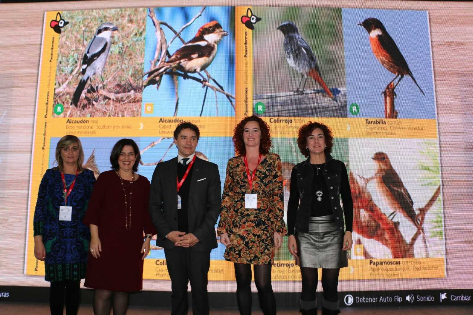 Torrevieja presenta en Fitur el folleto que da a conocer la avifauna del Parque Natural