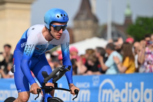 Simon Yates gana la contrarreloj y Van der Poel mantiene la maglia rosa
