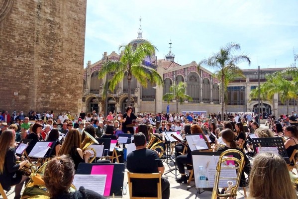València inaugura la renovada plaza del Mercado entre música, visitas guiadas y una gran paella