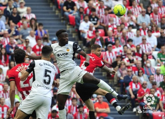 Sin goles ni apenas llegadas al descanso en San Mamés