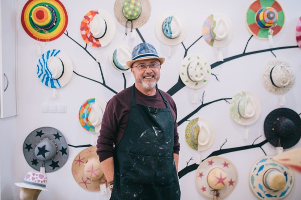 La felicidad es pintar un sombrero