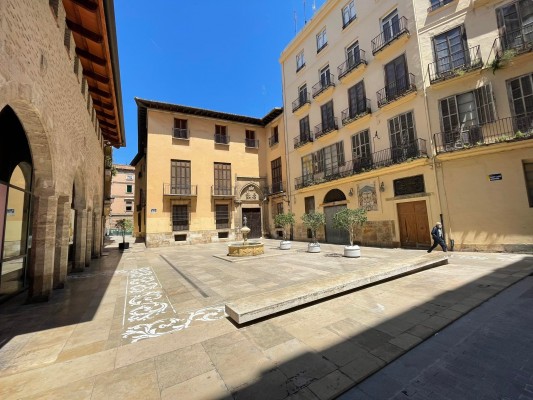 Las plazas del silencio. Una ruta alternativa por las 