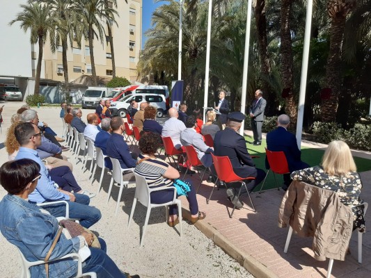 Cruz Roja en Elche rinde homenaje a dos de sus socios con el bautizo de dos palmeras en su sede