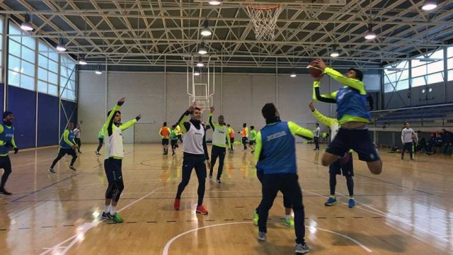 La lluvia obliga al Villarreal a entrenar en un pabellón polideportivo
