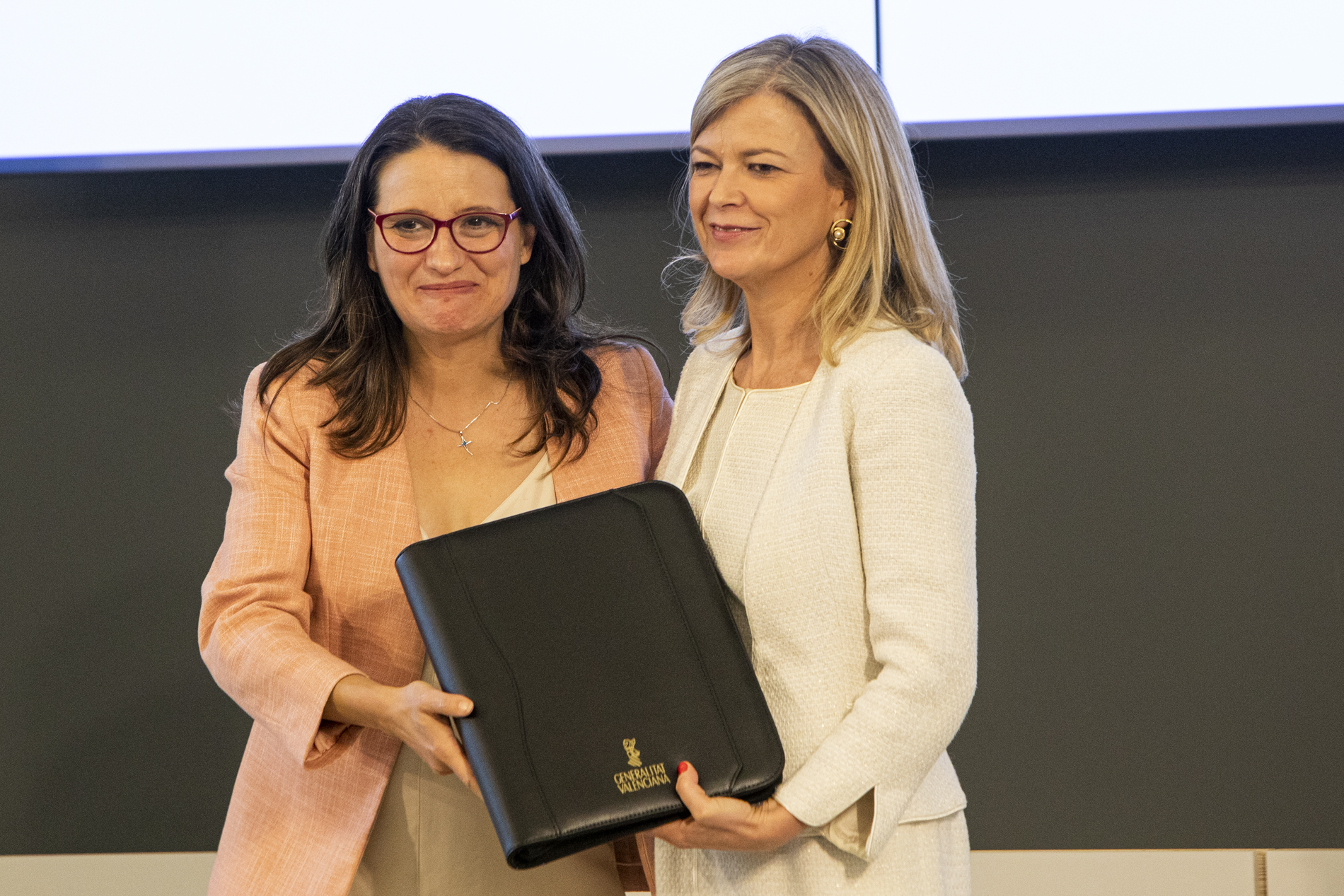 Oltra se enfrenta a Bravo y pide mantener el 'mitjà' a los altos funcionarios. 