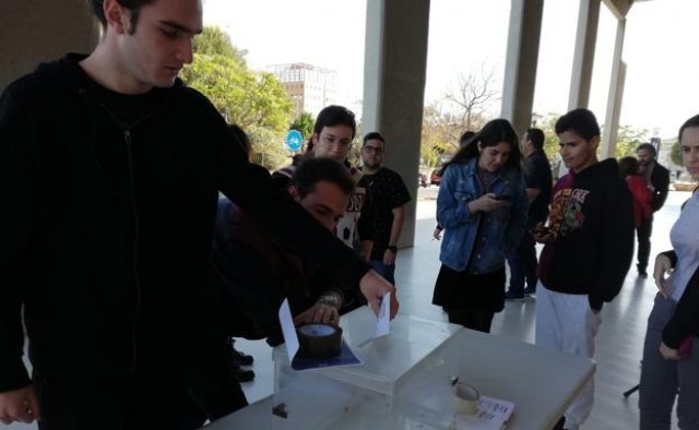 Varios partidos y sindicatos se suman en Elche a una consulta sobre Monarquía o República