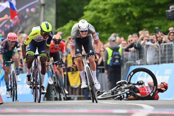 Van der Poel estrena la maglia rosa, Pello Bilbao tercero
