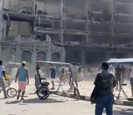 Una potente explosión destroza un hotel en el centro de La Habana
