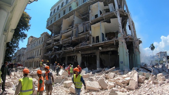 Al menos ocho muertos tras la potente explosión en el Hotel Saratoga del centro de La Habana

