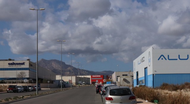 Mutxamel invierte 134.000 euros en modernizar, señalética, seguridad y zonas verdes del polígono Riodel 