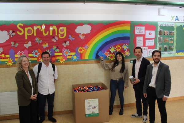 Castelló convierte tapones reciclados en mobiliario y conciencia en la lucha contra el cambio climático

