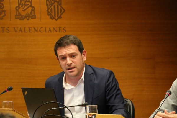 Castelló expone en Les Corts su modelo de regeneración de arena en las playas