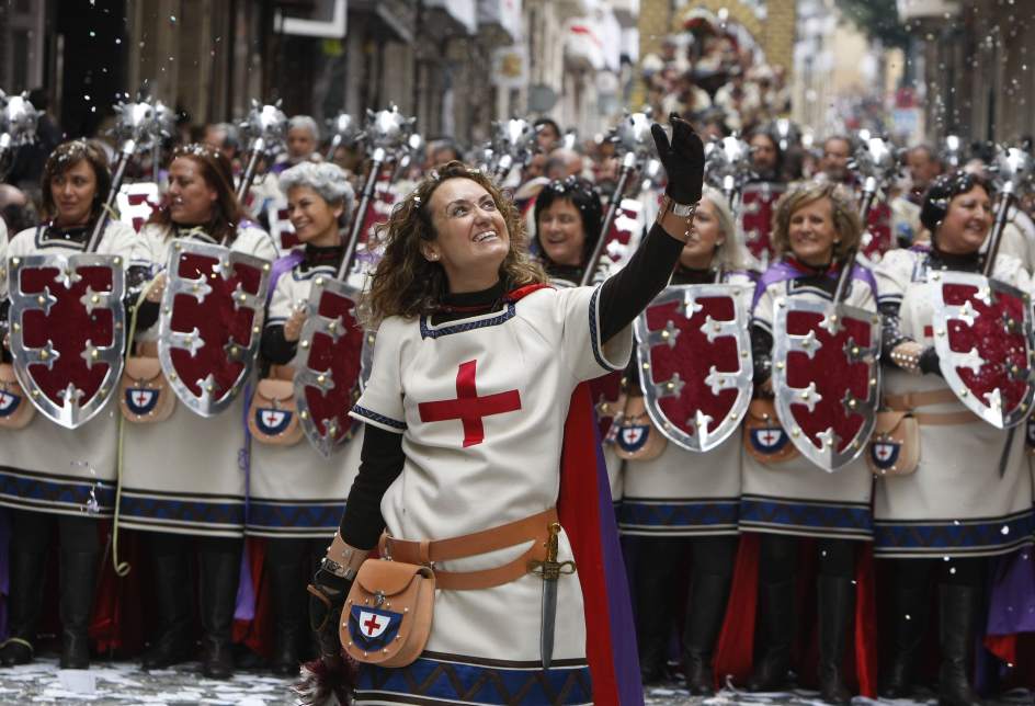 La Diputación de Alicante presenta la guía UNDEF con la información de las fiestas de los Moros y Cristianos