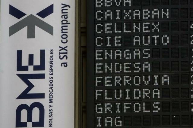 El papel se impone en la bolsa a media sesión con la prima de riesgo en ascenso
