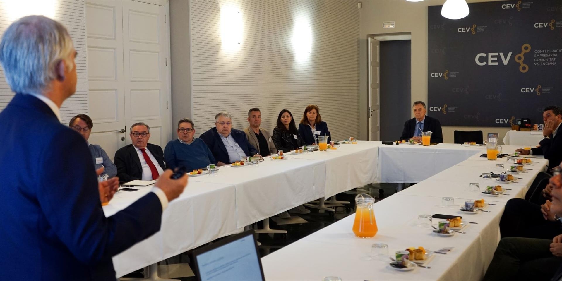 Las empresas químicas valencianas muestran su preocupación ante la subida de los costes de las materias primas