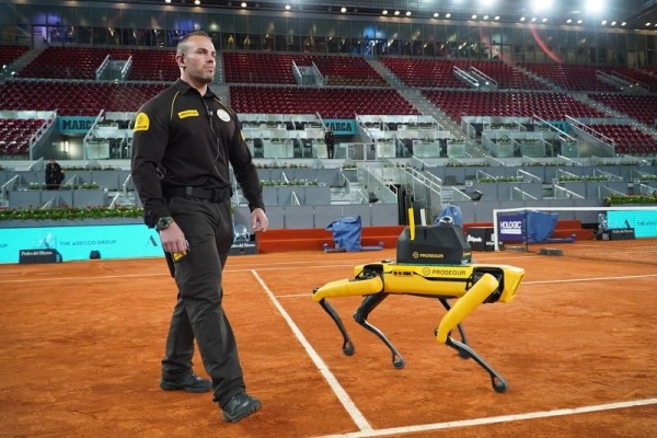 Yellow, el perro robot inteligente de Prosegur que custodia Mutua Madrid Open y sorprende a los espectadores en Caja Mágica
