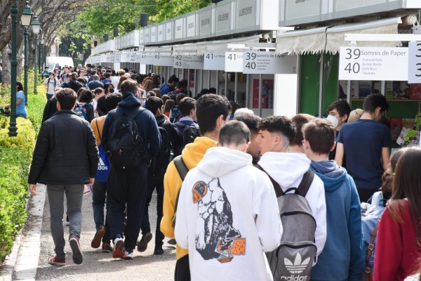Influencers literarias se reúnen con sus seguidores en la Fira del Llibre