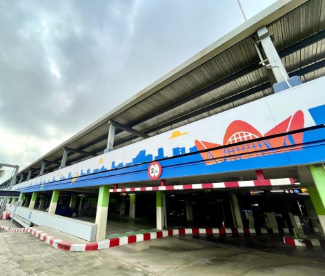 El aeropuerto de Valencia renueva su imagen con murales de olas y 'trencadís'