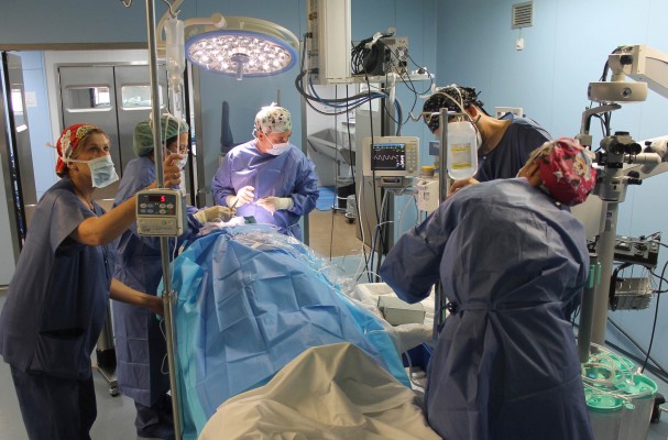 El hospital de la Ribera acorta en seis días la demora quirúrgica media en el mes de marzo