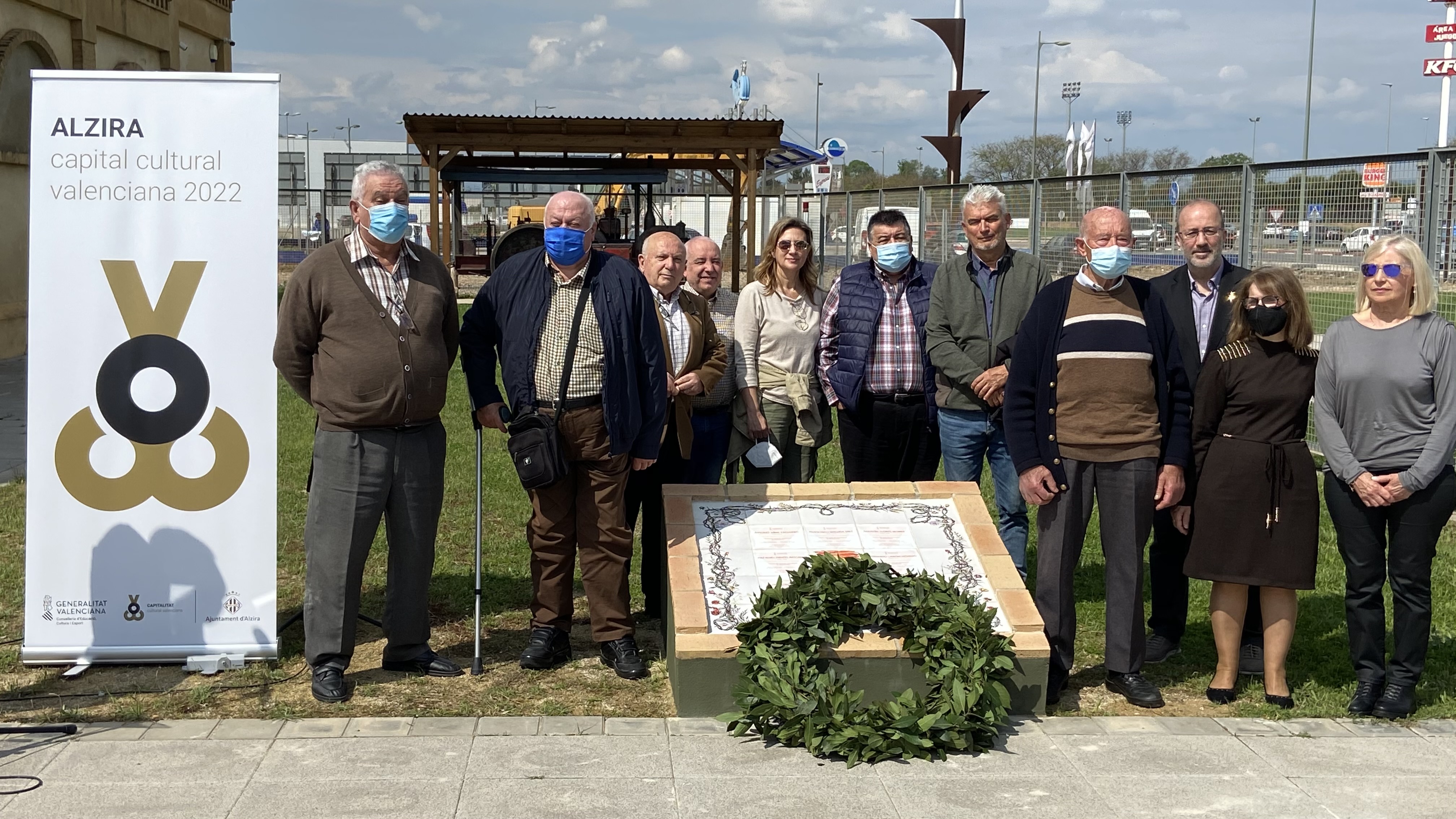 Alzira homenajea a las víctimas del nazismo del municipio con la presentación de un memorial 