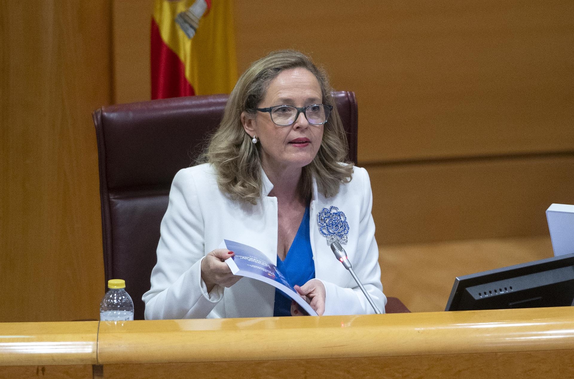 Calviño dice que no se seguirá con la bonificación al combustible si los operadores la absorben en los precios