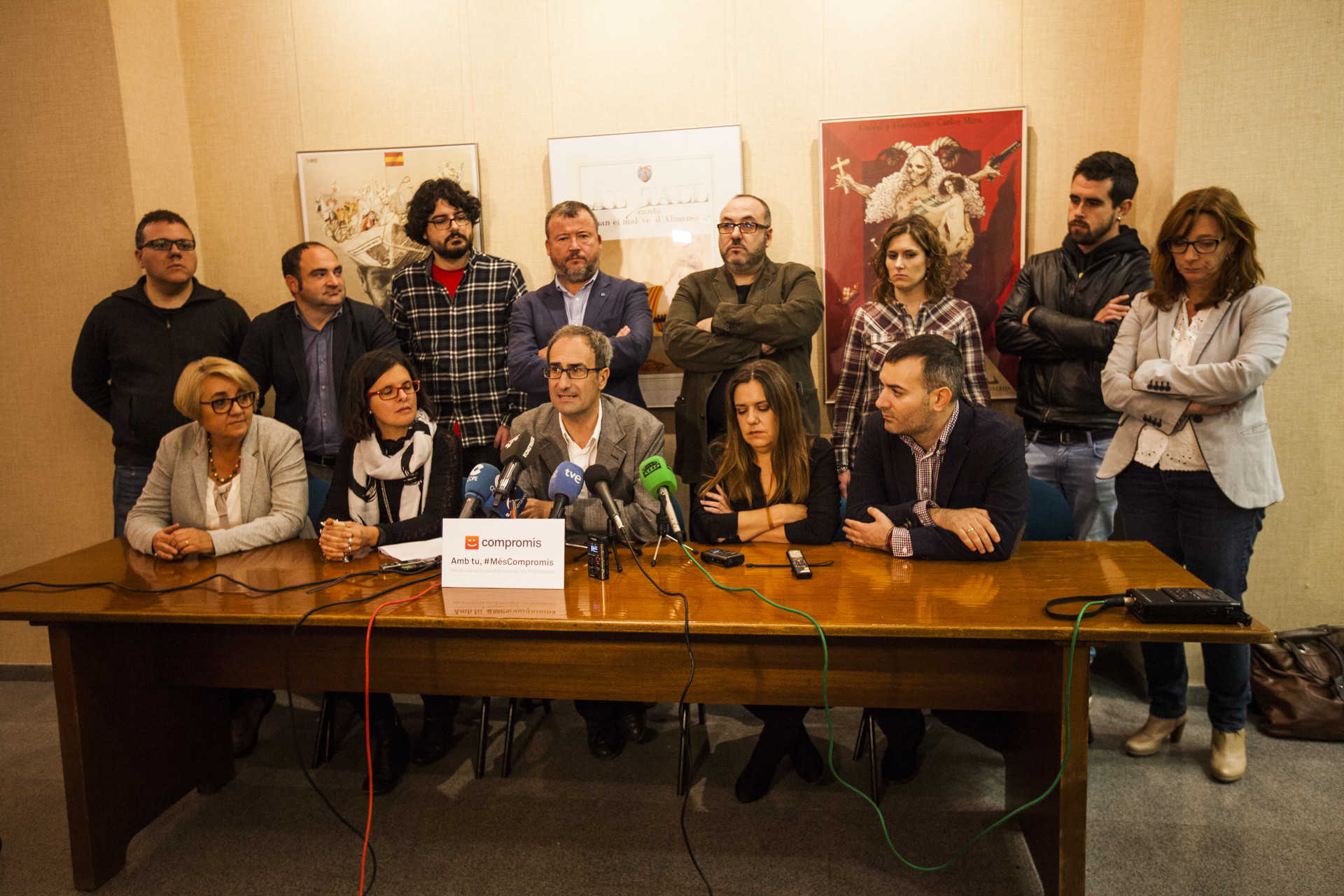 Jordi Sebastià (en el centro)junto al sector más crítico del Bloc. FOTO: EVA MÁÑEZ - 