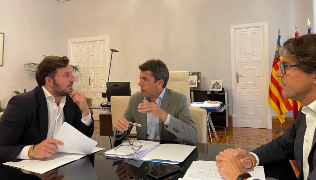 Mazón se compromete a seguir adelante con el estudio previo del tranvía en Elche
